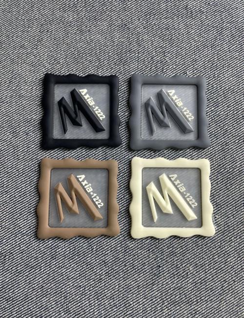 時尚服裝上的創(chuàng)意軟硅膠標設計